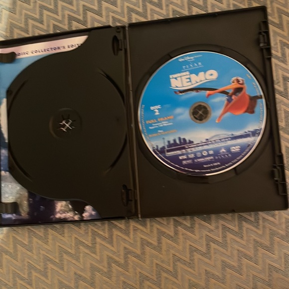 Disney’s Finding Nemo 2-Disc Collector’s Edition - Picture 3 of 3